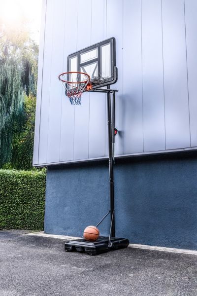 Basketballanlage mit Standfuß und Rollen